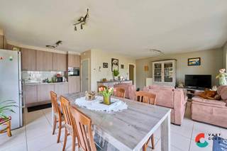 Op zoek naar een ruim en instapklaar appartement op een toplocatie? Dan is dit lichtrijke appartement met drie slaapkamers, een garagebox, twee bovengrondse staanplaatsen en een zuidwestgerichte stadstuin zeker een bezoek waard.<br /><br />Het appartement is uitstekend gelegen in het centrum van Lommel, op wandelafstand van winkels, scholen en het openbaar vervoer. Het gebouw beschikt over een lift. In de kelder bevindt zich een private garagebox en een gemeenschappelijke fietsenberging.<br /><br />Momenteel is het appartement verhuurd, waardoor het ook een interessante investering is.<br /><br />Indeling<br /><br />- Inkomhal<br />- Lichtrijke leefruimte met open keuken<br />- Berging<br />- Nachthal<br />- 3 slaapkamers<br />- Badkamer<br />- Apart toilet<br />- Zuidwestgerichte stadstuin<br /><br />Troeven<br /><br />+ Energiezuinig met EPC-label B<br />+ Uitstekende centrale ligging<br />+ Private garagebox<br />+ 2 bovengrondse staanplaatsen<br />+ Lift aanwezig in het gebouw<br />+ Ideaal als eigen woning én als investering<br /><br />Interesse?<br />Plan vandaag nog je bezoek en ontdek zelf de troeven van dit mooie appartement. Contacteer ons, wij helpen je graag verder!