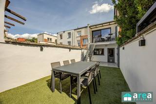 <p><span>Achter een charmante gevel, in een rustige straat, vinden we deze modern gerenoveerde gezinswoning terug. Het betreft een ruime instapklare woning met 3 slaapkamers en een gezellige westgerichte tuin met tuinhuis. Dankzij het uitstekende EPC-label A ben je verzekerd van een energiezuinige woning en hoef je je de komende jaren weinig zorgen te maken over energetische ingrepen. Gelegen in een vlot bereikbare buurt, op wandelafstand van winkels, scholen, openbaar vervoer en het groene Rivierenhof. Dankzij de nabijheid van de Ring geniet u bovendien van een uitstekende verbinding met Antwerpen-centrum en de omliggende gemeenten.</span></p><p><span> </span></p><p><span>Grootste troeven</span></p><p><span>-Centrale locatie</span></p><p><span>-Recente renovatie!</span></p><p><span>-Future proof wonen: Gunstig EPC (A) van 97kWh/(m²jaar)!</span></p><p><span>-Conforme elektrische keuring</span></p><p><span>-Leuke westgerichte tuin (45m²)</span></p><p><span> </span></p><p><span>-GLVL: Via de trap bereiken we de polyvalente ruimte (33m²) die als centrale verbindingsruimte fungeert tussen de verschillende kamers. Aan de voorzijde bevindt zich de 1</span><span><sup>ste</sup></span><span> slaapkamer (9m²), die momenteel ingericht is als dressing. Aansluitend vinden we een apart toilet met toegang tot de technische ruimte. Verderop bevindt zich de praktische wasplaats (10m²). Via de gang is er rechtstreeks toegang tot de westgerichte tuin (45m²), een aangename en rustige buitenruimte waar je heerlijk tot rust kunt komen.</span></p><p><span>-V1: Op de eerste verdieping komen we via de eetkamer (7m²) terecht in de ruime en lichtrijke leefruimte (20m²). De living sluit naadloos aan op de volledig geïnstalleerde keuken (20m²), voorzien van een modern kookeiland. Dankzij deze open indeling vormen de eetkamer, leefruimte en keuken één mooi geheel. Vanuit de keuken is er rechtstreeks toegang tot het terras (3m²), dat op zijn beurt een aangename verbinding vormt met de tuin.</span></p><p><span>-V2: Hier bevinden zich de twee overige slaapkamers van 13m² en 12m². Daarnaast is er een ingerichte badkamer van 4m², uitgerust met een douche en toilet. </span></p><p><span> </span></p><p><span>Voor meer informatie kan u terecht bij Area Partners: INFO@area.be of 03/284.60.60</span></p>