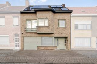 <p>Op een ideale en centrale locatie, vlak bij scholen, supermarkten en belangrijke invalswegen, vinden we deze verrassend ruime en energiezuinige woning met maar liefst 274 m² bewoonbare oppervlakte.</p>
<p><strong>Indeling:</strong><br />Gelijkvloers: handels- of praktijkruimte met aanpalende garage, een slaapkamer en aparte kantoorruimte. Vanuit het gelijkvloers is er rechtstreeks toegang tot de tuin.<br />Eerste verdieping: lichtrijke leefruimte met aansluitende keuken en terras, met een prachtig zicht op de tuin.<br />Tweede verdieping: drie slaapkamers, een ruime nachthal en een zolder, ideaal als extra bergruimte.</p>
<p>Buiten geniet je van een grote, zonnige en volledig aangelegde tuin met sfeervolle zwemvijver. </p>
<p><strong>Grootste troeven:</strong></p>
<p>• EPC B-label – energiezuinig<br />• 274 m² bewoonbare oppervlakte<br />• Handels-/praktijkruimte met kantoor en garage<br />• 4 slaapkamers<br />• Lichtrijke leefruimte met keuken en terras<br />• Ruime nachthal en zolder<br />• Rechtstreekse toegang tot de tuin<br />• Grote, zonnige en aangelegde tuin met zwemvijver<br />• Centrale en rustige ligging</p>
<p><strong>Ontdek zelf de vele troeven van deze woning en plan vandaag nog uw bezoek!</strong></p>
