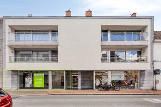 Ontdek de perfecte locatie voor uw onderneming in het centrum van Roeselare. Dit instapklaar handelspand biedt een uitstekende zichtbaarheid...