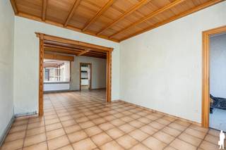 Op zoek naar een woning met veel <strong>ruimte</strong>, een praktische indeling en een uitstekende ligging? Deze gezinswoning bevindt zich op een <strong>toplocatie </strong>in Sint-Niklaas, vlakbij ale voorzieningen Dankzij de lichtrijke leefruimtes, de veranda, de ruime garage en de onderhoudsvriendelijke tuin vormt dit de ideale basis om volledig naar eigen smaak te moderniseren.<br /><br />Gelijkvloers<br />- Inkomhal met trap naar de verdieping.<br />- Ruime L-vormige leefruimte met veel lichtinval en tal van indelingsmogelijkheden.<br />- Keuken met dubbele spoelbak, ingemaakte kasten en elektrische kookplaat.<br />- Praktische wasplaats met apart gastentoilet en stookolieketel.<br />- <strong>Veranda </strong>met aangenaam zicht op de tuin.<br />- Dubbele beglazing en elektrische rolluiken op het gelijkvloers.<br /><br />Verdieping<br />- Nachthal.<br />- Twee <strong>volwaardige </strong>slaapkamers.<br />- Derde slaapkamer, ideaal als kinderkamer, bureau of hobbyruimte.<br />- Badkamer voorzien van badkamermeubel, douche en toilet.<br />- Rolluiken<br />- Ruime zolder<br /><br />Buiten<br />- <strong>Brede </strong>oprit met voldoende parkeergelegenheid.<br />- Ruime garage met sectionale poort.<br />- Bovengrondse stookolietank van 2.300 liter.<br />- Zonnig terras.<br />- Onderhoudsvriendelijke zuidgeoriënteerde stadstuin van ca. 150 m², volledig aangelegd met dolomiet en afgewerkt met planten en struiken.<br /><br />Troeven: <br />- Topligging in Sint-Niklaas.<br />- Grote garage en ruime oprit.<br />- Woning met veel potentieel voor wie graag moderniseert naar eigen smaak.<br />- EPC D -<strong> geen renovatieverplichting </strong>