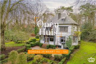 <p><span>Villa cottage unique et spacieuse avec beaucoup de charme authentique comprenant 5 - 7 chambres, 2 salles de bains, plusieurs salons / salles à manger et presque entièrement la cave (sous-sol) sur une belle propriété de 11,010 m² avec garage séparé pour 3 voitures. Excellent emplacement près du centre d'Essen avec des magasins, des écoles et la gare à proximité. </span></p><p><span> </span></p><p><span>DESCRIPTION</span></p><p><span>Rez-de-chaussée<br />Hall d'entrée</span><span>, espace de vie divisé en un salon sur parquet avec baies vitrées accueillantes, cheminée avec manteau authentique et boiseries, suivi d'une salle à manger sur sol en mosaïque et d'une salle de jardin.</span><span><sup>2ème</sup></span><span> salon (ou bureau) avec cheminée et placards intégrés et belle vue sur le jardin. Cuisine avec appareils électroménagers intégrés et coin repas confortable.</span></p><p><span> </span></p><p><span>Premier</span><span> étage</span><span> </span><span><br />Hallway</span><span>menant à 3 chambres spacieuses, une salle de bain en marbre avec baignoire, douche, toilette et lavabo et un grand dressing qui pourrait être parfait comme chambre à coucher.</span></p><p><span> </span></p><p><span><sup>2ème</sup></span><span> étage / attic<br />Un hall d'entrée</span><span> donnant accès à 3 chambres (plus petites), une</span><span><sup>2ème</sup></span><span> salle de douche et une pièce de rangement.</span></p><p><span> </span></p><p><span>Sous-sol / Sous-terrain<br />La</span><span>quasi-totalité du sous-sol de la villa est divisée en buanderie et salle de stockage, salle de CV, cave à vin, etc. Grâce à plusieurs fenêtres de sous-sol tout autour, l'étage bénéficie toujours d'une grande luminosité.</span></p><p><span> </span></p><p><span>Jardin<br />La</span><span>villa est entourée d'un magnifique parc-jardin avec de jolis arbres et jouit d'une totale intimité. Longue allée menant à la villa et garage séparé pour 3 voitures. </span></p><p><span> </span></p><p><span>Détails</span></p><p><span>-Belle villa cottage en état presque original avec beaucoup de charme </span></p><p><span>-Beaux éléments authentiques tels que boiseries, cheminées, hauts plafonds, baies vitrées, etc </span></p><p><span>-Beaucoup d'espace : possibilité de 7 chambres à coucher</span></p><p><span>-Entourée d'un beau parc avec de beaux arbres, intimité totale !</span></p><p><span>-Excellente situation ( à proximité des commerces, des écoles et de la gare)</span></p><p><span> </span></p><p><span> </span></p>