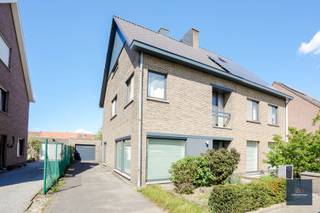 ZIE INSCHRIJVINGEN - www.makelaarshuys.be of deze link ; https://ap.lc/KqJAj Deze instapklare HOB met bijhorende uitpandige garage bevindt zich in een aangename en rustige straat in Mariakerke, meer bepaald in de Zandekensstraat. De woning (1977) combineert een solide structuur met een praktische indeling en heel wat potentieel voor wie comfortabel wil wonen op een mooie locatie.<br />Bij het binnenkomen wordt u verwelkomd in een verzorgde inkomhal met gastentoilet. Vanuit de hal komt u in de lichtrijke leefruimte, waar grote raampartijen zorgen voor een aangename lichtinval en een mooi zicht op zowel de straatzijde als de tuin. De living biedt voldoende ruimte om een gezellige zithoek en een volwaardige eetplaats in te richten.<br />Aansluitend bevindt zich de volledig ingerichte keuken, die praktisch is ingedeeld en directe toegang biedt tot de ruime, droge kelder. Deze kelder is bijzonder handig als extra bergruimte en hier bevindt zich tevens de gaswandketel.<br />Op de 1ste vindt u de nachthal met een aparte toilet, een badkamer en drie slaapkamers. <br />Via een schuiftrap op de overloop bereikt u de zolderverdieping, die momenteel is opgedeeld in twee aparte ruimtes. Bovendien werd het dak reeds vernieuwd en geïsoleerd.<br />De woning beschikt daarnaast over een handige oprit en een ruime, uitpandige garage.<br />Tot slot is er de prachtige tuin, die perfect georiënteerd is en uitnodigt om in alle rust te genieten van zon.<br />Heeft u interesse of wenst u meer informatie? bel of mail.