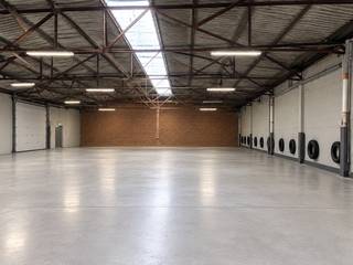 <p><span>Vaste espace de stationnement intérieur disponible à la location. Idéal pour le stationnement ou le stockage de véhicules. Une excellente opportunité pour les entreprises et les professionnels à la recherche d'un grand espace couvert.</span></p>