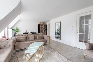 Duplex appartement met terras te Mol.

Dit duplex appartement op de tweede verdieping is ideaal gelegen in Mol, op wandelafstand van winkels, horeca en openbaar vervoer.

Op het gelijkvloers niveau van het appartement vind je een ruime living met eetruimte, een praktische keuken met aangrenzende berging, een apart toilet, de badkamer met douche in bad, en een terras aan de achterzijde waar je in alle rust kan ontspannen.

Op het bovenverdiep bevinden zich twee volwaardige slaapkamers.

Deze indeling maakt het appartement zowel comfortabel als functioneel, perfect voor wie centraal wil wonen of op zoek is naar een interessante investering.

Interesse? Contacteer ons voor een bezichtiging en ontdek zelf de troeven van dit appartement!
Vermelde afmetingen/oppervlakten zijn indicatief. Oppervlakten conform EPC.