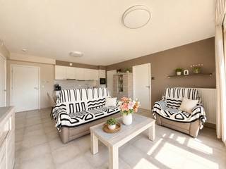 Recente assistentieflat met 2 SLAAPKAMERS, TERRAS, KELDERBERGING en PRIVATIEVE AUTOSTAANPLAATS in Zottegem! Gelegen op de eerste verdieping van Residentie “LEON” biedt deze verzorgde flat een comfortabele woonomgeving voor zowel zelfstandige bewoners, rolstoelgebruikers als zorgbehoevenden. De indeling omvat een inkomhal, lichtrijke woonkamer met aansluitend TERRAS, open keuken, ingerichte badkamer en 2 SLAAPKAMERS. Dankzij de praktische indeling, airco en extra bergruimte geniet u hier van optimaal wooncomfort. De residentie is gunstig gelegen in Zottegem nabij het centrum en station. Een aangename assistentieflat met mooie troeven en een PRIVATIEVE AUTOSTAANPLAATS! Ideaal als OPBRENGSTEIGENDOM.<br /><br />Adres: Broeder Mareslaan 89 bus 110 te Zottegem<br /><br />EPC-label A; P-score: A, G-score: A; Bestuursmaatregelen in maatregelenregister: neen.