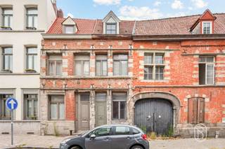 Te koop: Charmante woning met 4 slaapkamers in centrum van DoornikIn het hart van Doornik, op wandelafstand van de Place de Lille, de Grote Markt en alle voorzieningen, bevindt zich deze instapklare woning. De woning wordt reeds meerdere jaren succesvol uitgebaat als co-housing en biedt een aantrekkelijk verhuurrendement.Wat maakt dit pand uniek?De woning heeft een bewoonbare oppervlakte van ca. 140 m² en is praktisch ingedeeld. Op het gelijkvloers bevinden zich een leefruimte, een uitgeruste keuken met zicht op de binnenplaats en een aparte wasruimte. De eerste en tweede verdieping tellen samen vier ruime slaapkamers, waarbij elke kamer beschikt over een eigen badkamer en toilet. Buiten is er een binnenplaats van ca. 20 m², die een aangename buitenruimte biedt.Voor wie is dit ideaal?Ideaal voor mensen die op zoek zijn naar een rendabele opbrengsteigendom of een woonst om zelf te bewonen, een uitstekende ligging en een aantrekkelijk rendement.Te koop via Immo Beguin, jouw vastgoedexpert sinds 2009, met kantoren in Ronse, Waregem, Kortrijk, Deinze, Doornik en Lessines.Meer info of bezoek via loicvdv@immobeguin.be