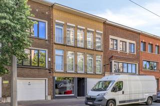 Indeling:Op het gelijkvloers bevindt zich een handelsruimte van ca. 80 m² die momenteel is ingericht als kapsalon. Dankzij de flexibele indeling is de ruimte geschikt voor diverse andere beroepen. Aan de achterzijde van het het gebouw bevindt zich een ruime, zonnige tuin met groot bijgebouw van ca. 60 m² dat kan dienen als atelier, extra opslagruimte, werkplaats,... Op de eerste verdieping bevindt zich een instapklaar appartement van ca. 110 m². Het appartement beschikt over een lichtrijke leefruimte met aansluitend een zonnig terras, een ingerichte keuken, badkamer met ligbad en lavabo, apart toilet en extra berging. Bijkomend zijn er twee ruime slaapkamers voorzien. Troeven:- uitstekende locatie - perfecte balans tussen wonen en werken - diverse mogelijkheden - kleinschalig gebouw zonder vaste kosten Op wandelafstand kan u optioneel nog twee garageboxen kopen aan een prijs van 45.000 euro. Bent u geïnteresseerd in dit handelspand met appartement te koop in Wilrijk? Aarzel dan niet om contact met ons op te nemen. Wenst u uw eigendom ook te koop of te huur te stellen? We helpen u graag verder. Steeds tot uw dienst om u verder te helpen met al uw vragen over vastgoed! Bestuursmaatregelen in het maatregelenregister: neeDeze AI-visualisaties zijn bedoeld als inspiratie. Er werd geen rekening gehouden met technische specificaties, stedenbouwkundige voorschriften of de concrete mogelijkheden tot realisatie.