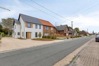 <p>Gerenoveerde gezinswoning met 3 slaapkamers op rustige ligging<br />Deze prachtig gerenoveerde gezinswoning is gelegen in een zeer rustige straat, op wandelafstand van het centrum van Bree. Het perceel van 6a 63ca biedt achteraan een prachtig vrij uitzicht over de omliggende velden.<br /><br />De woning werd het voorbije jaar volledig gestript en van kop tot teen gerenoveerd met kwalitatieve materialen, waarbij een warme landelijke uitstraling centraal stond. De verschillende leefruimtes vormen een geheel en genieten van een directe verbinding met de tuin, wat zorgt voor een aangename lichtinval en wooncomfort. Op de verdieping bevinden zich drie volwaardige slaapkamers en een volledig ingerichte badkamer.<br /><br />Ook buiten werd reeds veel aandacht besteed aan de afwerking. De voortuin werd volledig aangelegd, terwijl de achtertuin nog naar eigen smaak en wensen kan worden ingericht.</p>