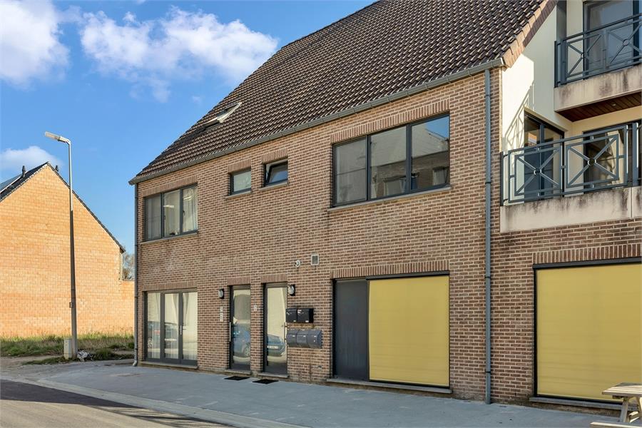 Opbrengsteigendom met 4 verhuurde appartementen en bouwgrond - foto 1