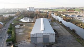 Deze industriële site in Waregem omvat een ruime loods van 2.250 m² (90 m x 25 m) met een vrije hoogte van 9 meter, ideaal voor productie- of opslagactiviteiten op grote schaal. De loods is uitgerust met een polybetonvloer, een lichtstraat, LED-verlichting, drie grote schuifpoorten en een rolbrug met een hefvermogen van 5 ton. Daarnaast is er een hoogspanningscabine (10.000 V) met transformator aanwezig.<br /><br />De locatie leent zich uitstekend voor industriële productie en opslag.<br /><br />Contacteer Simon Van Innis voor bijkomende inlichtingen, plannen of een vrijblijvend plaatsbezoek via 0479 05 31 59 of via simon@kmovastgoed.be<br /><br />Bovendien beschikt het terrein over een volledig gebetonneerd en zeer ruim buitenterrein van in totaal circa 7.800m², perfect voor buitenstockage of manoeuvreerruimte. Het buitenterrein kan gehuurd worden per m² dit wil zeggen dat u geheel naar eigen noden buitenterrein kan bijhuren. Op het terrein zijn ook bureelcontainers ter beschikking van de huurder.<br /><br />De site is strategisch gelegen nabij de Leie en de N43 (Gent–Moeskroen) en biedt een vlotte verbinding naar de E17, met uitstekende toegankelijkheid voor zwaar vervoer.<br /><br />Prijscondities:<br />• Loods: €2,5/m²<br />• Buitenterrein: €1/m²