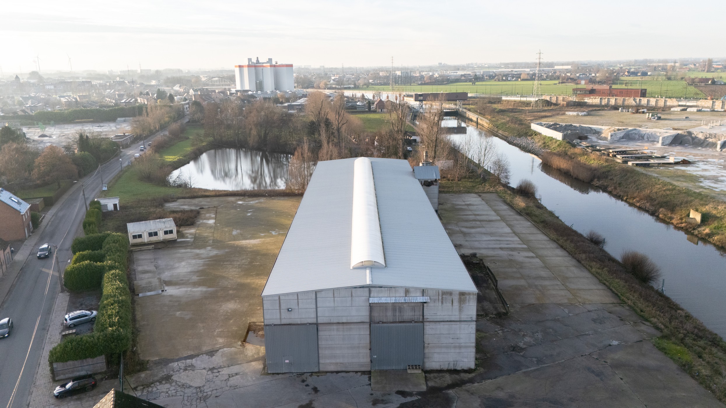 Magazijn (2250m²)  met buitenopslag (7800m²) te huur in Waregem - foto 2