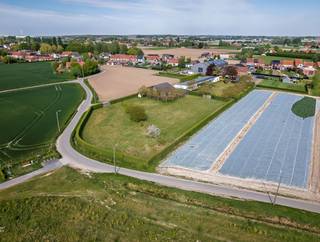 Op zoek naar een unieke woning in Kachtem? Voorkeur om de verdere afwerking zelf te bepalen? Ontdek dan deze fantastische eigendom gelegen tegenover het recent aangelegde Vageweenbos en op +- 1,5 km van het centrum, supermarkt en de Kachtemse kleuter & lagere school. <br />Heel rustig, landelijk én centraal gelegen.<br />Ze geniet een totale grondoppervlakte van maar liefst 4.607 m², ideaal voor wie een grote tuinzone verkiest en openheid waardeert.<br /><br />De woning zelf werd in 2005 volledig verbouwd en polyvalent ingericht als kunstatelier met slaapgelegenheid & badkamer op de verdieping en deed daarnaast ook dienst als sfeervolle ontmoetingsplaats voor vrienden en familie van de eigenaars.<br />Ze is als woning vergund en dient ook deze bestemming te behouden. <br /><br />De huidige inrichting vraagt om opnieuw bekeken en heringericht te worden, maar het mooie woonvolume van maar liefst 291m² biedt tal van mogelijkheden zonder verder uit te breiden.<br />De hoge raampartijen (met zicht op de diepe tuin), bieden een heel ruimtelijk gevoel.<br />De toekomstige bewoner dient aldus rekening te houden met een bijkomend budget om het nodige wooncomfort te voorzien, dit dan wel weer naar eigen smaak en materialen. (voordeel!)<br /><br />Het perceel is volledig omheind met klimop en geniet een zuid-westelijke oriëntatie. <br />De tuin is voorzien van verschillende fruitbomen en notelaars. <br />De eigendom is gelegen in agrarisch gebied (Gewestplan Roeselare-Tielt) en onderhevig aan de renovatieplicht (label E).<br /><br />Benieuwd naar deze uitzonderlijke aanbieding? Contacteer Sarah voor meer info (sarah@futurimmo.be)