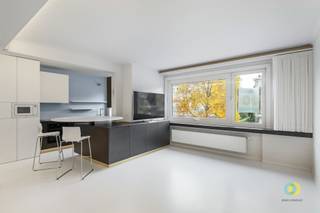 Discover this beautifully renovated apartment in the heart of Neder-Over-Heembeek, where modern living comfort and stylish finishes go hand in...