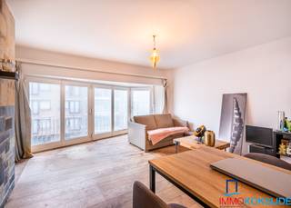<p><strong>Koksijde-Bad, residentie Casa Esmeralda</strong>, <strong>gezellig appartement op 50m van zee, 2e verdieping met lift.</strong><br />Bestaande uit: inkomhall, zongerichte woonkamer met balkon, volledig ingerichte keuken, badkamer met douche en wastafel in meubel, afzonderlijk toilet en twee slaapkamers met balkon. Privatieve berging inbegrepen in de prijs.<br /><br /><u><strong>Enkel te bezichtigen na afspraak!</strong></u><br /><br />Het zonnige appartement is gelegen vlakbij zee en het commerciële centrum.</p>