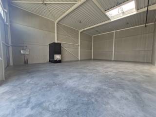 Nieuwbouw - Schitterende werkplaats/magazijn te huur in Nivelles Nord. Gelegen nabij de E19, N4 en E420. 216 m² units met 2 parkeerplaatsen. De unit heeft een elektrische sectionale deur, een voetgangersdeur, 6 m vrije hoogte en een polybetonnen vloer. Ideaal gelegen op 20 minuten van Brussel en 20 minuten van Charleroi, met gemakkelijke toegang in een snel groeiend gebied. Snel beschikbaar.