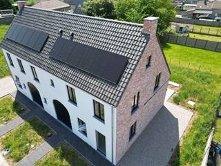 Langs de Borstelstraat in Houthulst wordt deze prachtige halfopen projectwoning (lot 2) gerealiseerd. De grote stijlvolle voordeur leidt naar een woning die beschikt over een open leefruimte, een kwalitatief afgewerkte keuken, 3 slaapkamers, een moderne badkamer en een vaste trap leidt naar een extra zolderruimte. Geniet van het comfort van een geothermische warmtepomp en vloerverwarming. De woning is gelegen aan een rustig wegeltje met beperkt verkeer.<br /><br />Deze nieuwbouwwoningen met een E-peil onder de 20, voorzien van zonnepanelen, een ventilatiesysteem type D wordt volledig afgewerkt en instapklaar opgeleverd, inclusief alle nodige bevloeringen, terras, oprit en een pad naar de voordeur. De woning bevindt zich aan een rustig wegeltje met weinig doorgaand verkeer. Daarbij heeft elke woning optioneel een eigen carport met rustieke houten elementen.<br /><br />De prijs hier gecommuniceerd is exclusief kosten en btw, bekijk de ALL-IN prijs op onze website. Klaar om te verhuizen? Meer info, prijzen en grondplan op: <strong>www.dumobil.be/nl/woonprojecten/projecten/houthulst-borstelstraat</strong> Of vraag vrijblijvend informatie via onze bouwadviseur Sam Borrey: <strong>sam@dumobil.be</strong> | <strong>0483 210 133</strong>