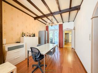 Op zoek naar een ZORGELOZE INVESTERING of een INSTAPKLARE STADSWONING op een ABSOLUTE TOPLOCATIE? Dan is deze CHARMANTE WONING in het centrum van Zottegem precies wat u zoekt! Deze eigendom bevindt zich op WANDELAFSTAND van het station, winkels, scholen, horeca en alle dagelijkse voorzieningen, waardoor ze een UITSTEKENDE BEREIKBAARHEID en een blijvende aantrekkingskracht geniet. Momenteel is de woning verhuurd, waardoor u als investeerder ONMIDDELIJK geniet van een STABIEL RENDEMENT zonder leegstand. Een EXTRA PLUSPUNT? De AFZONDERLIJKE GARAGE vlakbij de woning is INBEGREPEN IN DE VRAAGPRIJS. Dit vormt een BELANGRIJKE MEERWAARDE voor zowel investeerders als toekomstige bewoners. De woning is bovendien volledig INSTAPKLAAR en biedt een PRAKTISCHE INDELING. Dankzij de CONFORME ELEKTRISCHE KEURING en het feit dat er GEEN RENOVATIEVERPLICHTING van toepassing is, kan u zonder zorgen investeren of er later zelf uw intrek nemen.<br />Via de inkomhal bereikt u de gezellige leefruimte, gevolgd door een lichtrijke keuken met aansluitend een praktische berging/wasplaats, een douchecel en een ingerichte badkamer. Zowel vanuit de leefruimte als de keuken heeft u toegang tot het gezellige binnenkoertje. Op de 1ste verdieping bevinden zich twee volwaardige slaapkamers en een apart toilet. Daarnaast beschikt de woning over een ruime kelder én een zolder met vaste trap, die nog heel wat potentieel biedt voor het creëren van extra slaapkamers of een hobbyruimte.<br /><br />Adres: Sint-Annastraat 45 te Zottegem<br /><br />EPC: 377kWh/m², G-score en P-score A, Geen renovatieverplichting van toepassing, Bestuursmaatregelen in het maatregelenregister: Neen