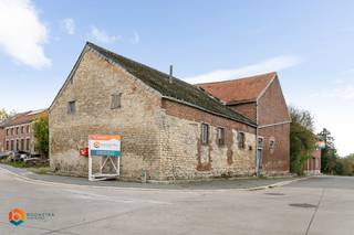 Op een rustige locatie, nabij het centrum van Hoegaarden bevindt zich deze woning met 3 slaapkamers en een bewoonbare oppervlakte van 131 m² op een perceel van 800 m². Hier geniet u van een rustige leefomgeving met een uitstekende bereikbaarheid naar winkels, scholen en openbaar vervoer. <br /><br />We betreden het huis via een verzorgde inkomhal met apart gastentoilet. De lichtrijke leefruimte nodigt uit tot het creëren van een gezellige zithoek en een aparte eetplaats, ideaal voor warme familiemomenten of knusse avonden met vrienden. De aansluitende keuken werd harmonieus geïntegreerd en vormt een vlotte verbinding met de tuin. Hier geniet u in alle rust en privacy van het buitenleven, omringd door groen. Op de eerste verdieping biedt de nachthal toegang tot drie volwaardige slaapkamers en een badkamer, ingericht met een douche en lavabo. De woning beschikt bovendien over een ruime kelderverdieping, ideaal als extra opslagruimte. Tevens beschikt u over een ruime zolder, die u kan inrichten naar eigen wens. Achteraan het perceel vinden we nog een multifunctioneel bijgebouw/schuur, perfect geschikt als garage, opslagplaats, atelier of hobbyruimte. Tot slot werd de woning voorzien van rolluiken, wat extra comfort en veiligheid garandeerd.<br /><br />U bent verplicht om deze woning binnen de 5 jaar na aankoop grondig energetisch te renoveren tot minimum EPC-label D.<br /><br />Dit is een uitstekende opportuniteit als u op zoek bent naar een ruime woning met 3 slaapkamers en tuin op een uiterst rustige ligging nabij het centrum van Hoegaarden. Contacteer ons voor meer informatie op 0475 47 59 76 of neem een kijkje op www.boonstravastgoed.be . <br /><br />Bijzonderheden:<br />- Rustige ligging<br />- Perceel = 800 m²<br />- Bewoonbare oppervlakte = 131 m²