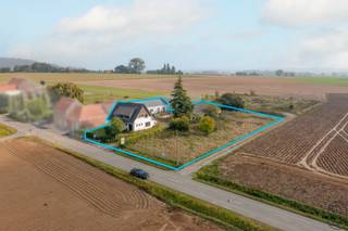 GROTE op te frissen woning met ATELIER, GARAGES en grote achterliggen en naastliggende tuin. Heel wat potentieel voor zelfstandige beroepen:...