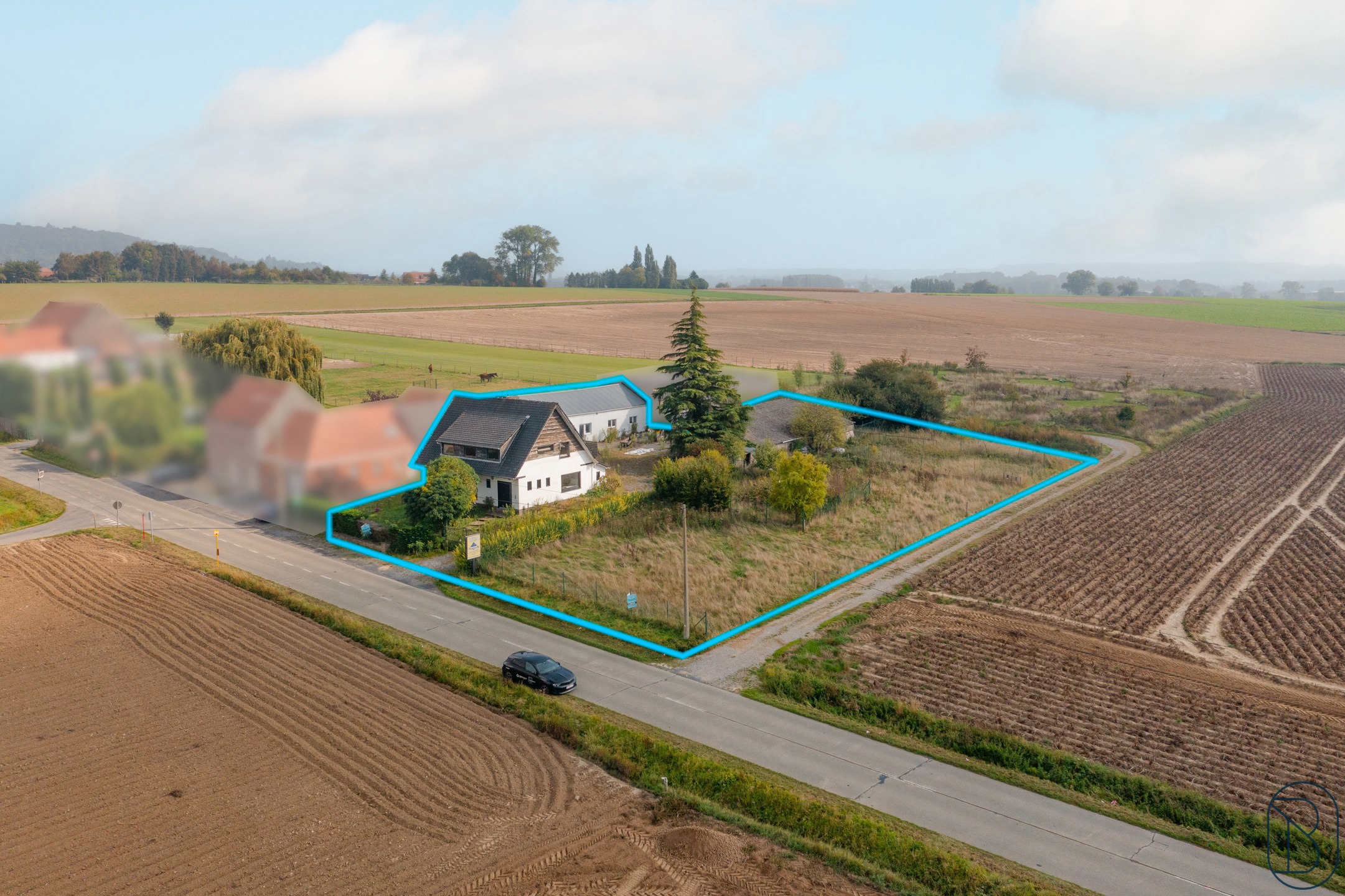 Te renoveren VILLA met ATELIER, GARAGES en grote tuin. - foto 3