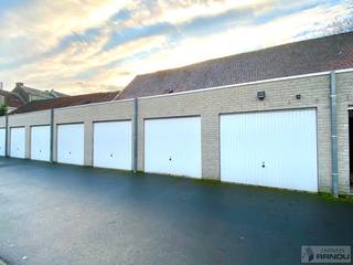 Op zoek naar een veilige en vlot bereikbare parkeer- of opslagruimte in het centrum van Deinze?<br /><br />Deze ruime garagebox is gelegen op een afgesloten parking langs de Tolpoortstraat en dankzij de uitstekende ligging bevindt u zich op wandelafstand van winkels, horeca, het station en het stadscentrum.<br /><br />De garagebox biedt voldoende ruimte voor het stallen van een wagen, fietsen of het veilig opbergen van materiaal. De afgesloten site zorgt bovendien voor extra gemoedsrust en comfort.<br /><br />Beschikbaar vanaf 01/01/2027.