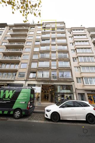 Ruimte, licht én karakter: een te renoveren 3 slaapkamers-appartement met prachtig vergezicht over de stad + achtergelegen autostaanplaats...