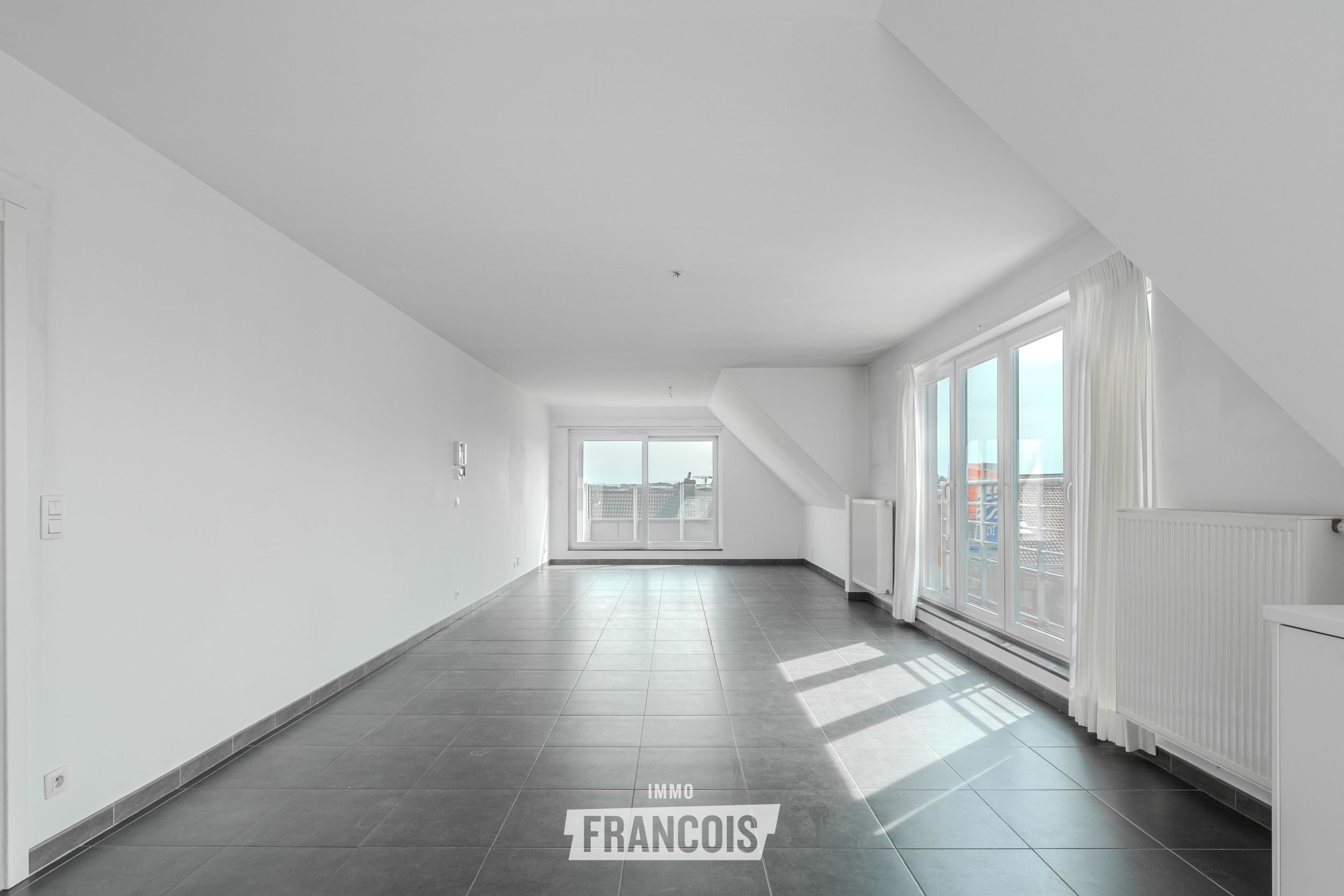 Instapklaar hoekappartement (2011) met 2 slaapkamers, EPC B en optie ondergrondse parkeerplaats in Veurne - foto 4