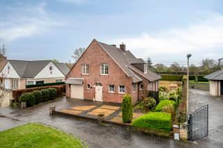 Zeer ruime villa gelegen in een residentiële rustige buurt en vlakbij alle verbindingswegen. Bestaande uit hal met apart toilet en...