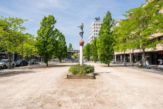 Gelegen op een absolute A-locatie op de Veemarkt in het hart van Kortrijk, stellen wij u deze unieke instapklare woning met...