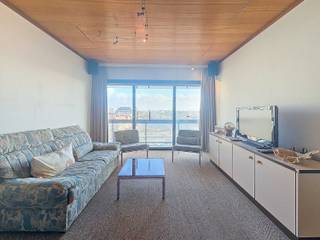 Dit appartement met open zicht bevindt zich op een gunstige ligging op het Ijslandplein, meteen aan het strand van Oostduinkerke-bad en op wandelafstand van de winkels en het openbaar vervoer.<br />Indeling: lichtrijke woonkamer met zongericht terras, open keuken, apart toilet, badkamer, twee slaapkamers en inclusief 2 kelderbergingen.<br />In het gebouw is er een gemeenschappelijke fietsenberging en een gemeenschappelijke binnenzwembad aanwezig.