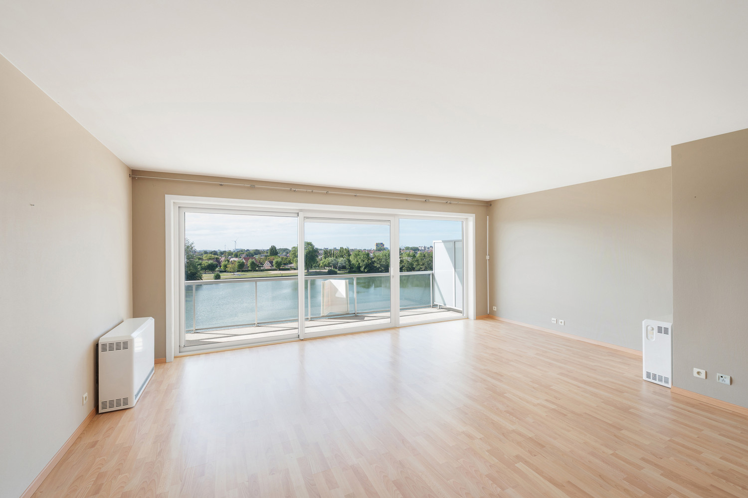 Zongericht ruim 2-slaapkamer appartement met prachtige zichten - photo 2