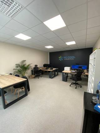 <p>Kantoor te huur in Business Center Hoevenen<br /><br />- Kantoor 35m² <br />- Huur € 475 excl. BTW / maand<br />- Vaste kosten € 180 excl. BTW / maand (water, elektriciteit, verwarming, internet, airco, onderhoud gemeenschappelijke delen inbegrepen). <br />- Inclusief 2 parkeerplaatsen<br />- Gebruik van vergaderzaal en gemeenschappelijke keuken zijn eveneens inbegrepen!<br />- Onmiddellijk beschikbaar.<br />- Uiterst gunstige ligging met goede verbindingen naar de haven van Antwerpen en Nederland.<br /><br />Meer info? 03/568.03.03 – info@vastgoed03.be</p>
<p></p>