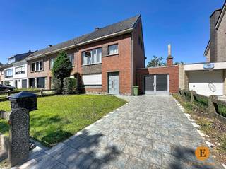 HOB met 4 slaapkamers, garage en gezellige tuin.Deze goed onderhouden halfopen bebouwing biedt een aangename combinatie van ruimte, comfort en een...