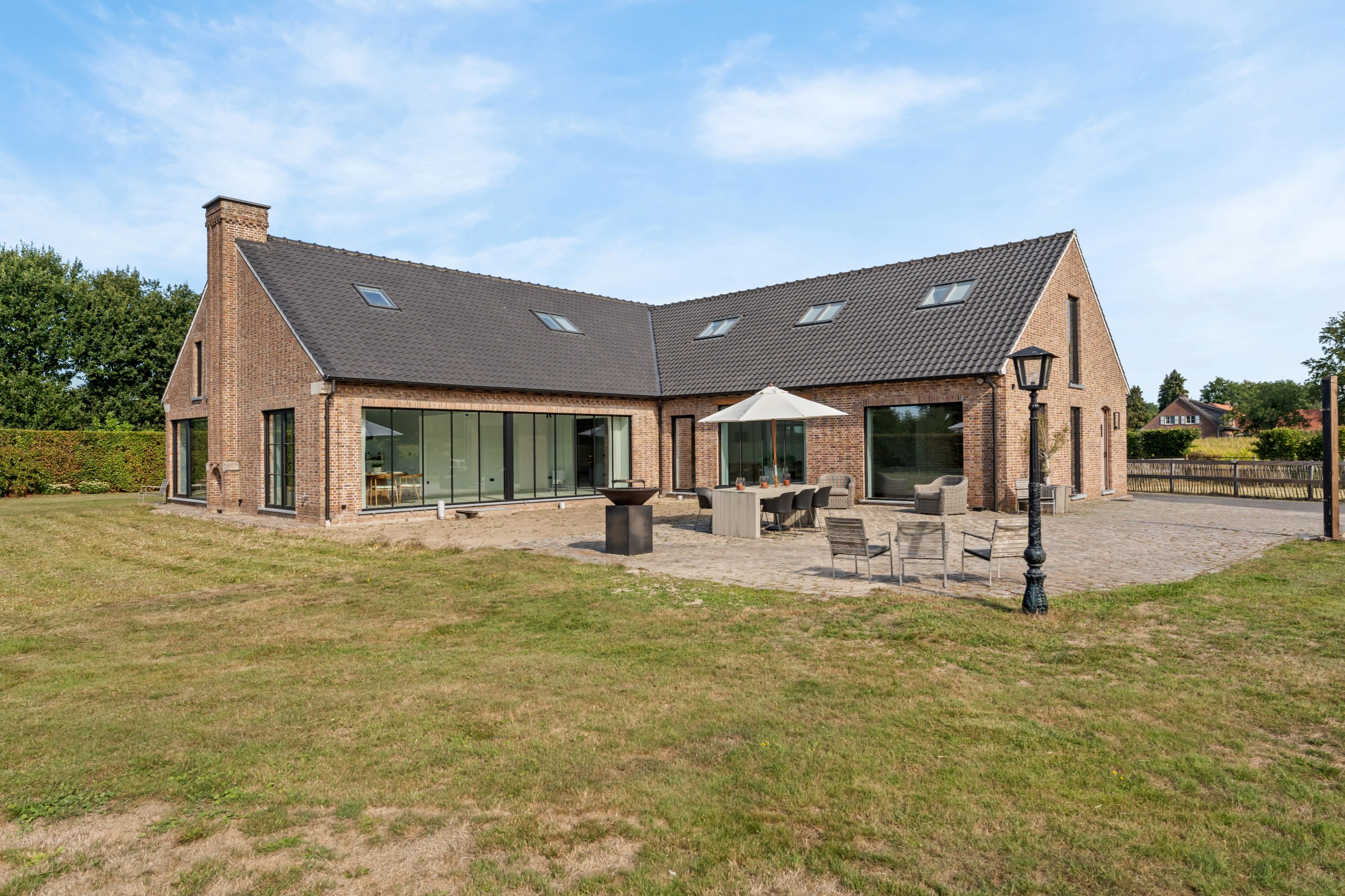 Villa moderne sur environ 1 hectare avec dépendance de 400m². - photo 3