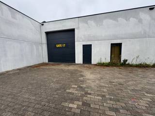 Opslagruimte te huur in Ninove met vlotte toegang naar de Expresweg. De unit van 450 m² beschikt over een hoogte van 4 meter,...