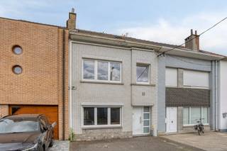 <p>Op zoek naar een starterswoning met ruimte voor het hele gezin én potentieel om naar eigen smaak af te werken? Gelegen in een rustige straat in Liedekerke vind je deze gezinswoning met maar liefst 4 slaapkamers.</p>
<p>Dan is deze woning met renovatiepotentieel de ideale match voor jouw startende gezin!</p>
<p>De benedenverdieping dient nog verder afgewerkt te worden, wat de perfecte kans biedt om hier jouw eigen stijl aan te geven. Op de eerste verdieping bevindt zich de nachthal, een badkamer en de eerste twee slaapkamers. Deze bovenverdieping is esthetisch reeds volledig aangepakt. Het dak werd ondertussen voorzien van bijkomende dakisolatie. De zolderverdieping biedt ruimte aan de overige slaapkamers en douchekamer</p>
<p>De woning is gelegen op een gunstige locatie in Liedekerke met scholen, openbaar vervoer, winkels en het station op korte afstand. Bovendien geniet je van een vlotte verbinding richting E40 en de Brusselse rand. Het pand is beschikbaar bij de akte. Bezoeken zijn mogelijk vanaf de week van 17 augustus.</p>
<p>EPC: E → Renovatieverplichting binnen de 6 jaar. Elektriciteit is niet conform (geraamde kostprijs conformstelling: € 2.500). Stedenbouwkundige inlichtingen in aanvraag.</p>
<p>Niet twijfelen, contacteer Mathias Ehmann via 0478/70.96.49 of mathias.ehmann@weinvest.be voor meer info of een bezoek.</p>