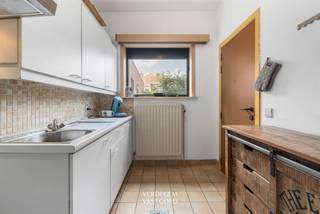 <p><span>Locatie<br /></span><span>Hoekpand op zichtbare locatie in het centrum van Sleidinge, rechtover het cultuurcentrum en op wandelafstand van het dorpsplein en het station.<br />Voormalig bankkantoor met appartement, momenteel verhuurd als 2 appartementen<br /><br /></span><span>Opbrengsteigendom op zichtbare hoek in het dorp</span></p><p><span>Beneden is er een handelsgelijkvloers van 121m² (voormalige bank) met drie afzonderlijke ingangen en tuin.<br />Vandaag verhuurd als appartement, maar makkelijk inzetbaar als kantoor of voor een andere handelsactiviteit.<br />Boven een duplexappartement van 145m² met drie slaapkamers, dakterras en eigen garage.<br /><br /></span><span>Het gelijkvloers - 121m², EPC C<br /></span><span>/ ruime leefruimte met grote raampartijen<br />/ aparte keuken met aansluitend berging<br />/ twee slaapkamers en een badkamer met inloopdouche<br />/ afzonderlijke technische berging met verwarmingsketel, wasaansluiting en fietsenstalling<br />/ eigen tuin <br />/ drie ingangen: via de straatzijde, de zijkant en de tuin: ideaal om functies te scheiden of het pand op te delen<br /><br /></span><span>Het duplexappartement - 145m², EPC C<br /></span><span>/ riante woonkamer met open haard en brede raampartij<br />/ aparte, ingerichte keuken met eethoek en raam<br />/ drie slaapkamers, waaronder een zeer ruime masterbedroom<br />/ volwaardige badkamer met ligbad, douche en dubbele wastafel<br />/ privé dakterras<br />/ garage<br />/ aparte zij-ingang: volledig onafhankelijk van het gelijkvloers</span></p><p><span><br /><br /></span></p>