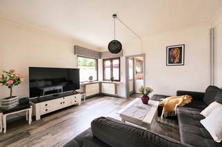 - Op www.koosi.be kan u een uitgebreide omschrijving van dit eigendom terugvinden. - In de Binnenweg te Kapellen bevindt zich deze halfopen bebouwing op een perceel van 330 m². De woning vormt de ideale opportuniteit voor wie op zoek is naar een renovatieproject dat volledig naar eigen smaak kan worden afgewerkt.Binnen beschikt de woning over een lichtrijke leefruimte, een ruime leefkeuken, drie slaapkamers en een ruime bergzolder met uitbreidingspotentieel.Buiten geniet je van een noordoost-georiënteerde tuin met terras en tuinberging, parkeren kan je op eigen grond vooraan aan de woning.De woning heeft een EPC-label E, waardoor de renovatieplicht van toepassing is.(Momenteel is het eigendom verhuurd aan correcte huurders)- Interesse? Vraag een plaatsbezoek aan via stef@koosi.be -