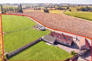 Welkom in deze landelijke gelegen woning gelegen in het groene hart van Anzegem. Deze karaktervolle fermette is ideaal voor mensen die verlangen naar een rustig leven omgeven door natuur.Deze fermette kan genieten van een aangename tuin en weides op maar liefst 9.959m², inclusief een paardenstalling. De weide is recent volledig afgesloten en diervriendelijk.De woning beschikt over aangename ruimtes en een atelier die extra bergruimte geeft. Het hart van deze woning wordt gevormd door een ruime living met balkenplafonds en open karakter. U kan vanuit de leefruimte en keuken genieten van zicht op de open velden overal. Door de centrale ligging te Ingooigem bent u nabij belangrijke invalswegen maar kan u toch genieten van de rust van de groene omgeving.Ideale woning voor wie wenst te wonen nabij zijn paarden!Bezoek na afspraak met IMMO BEGUIN: arne@immobeguin.be