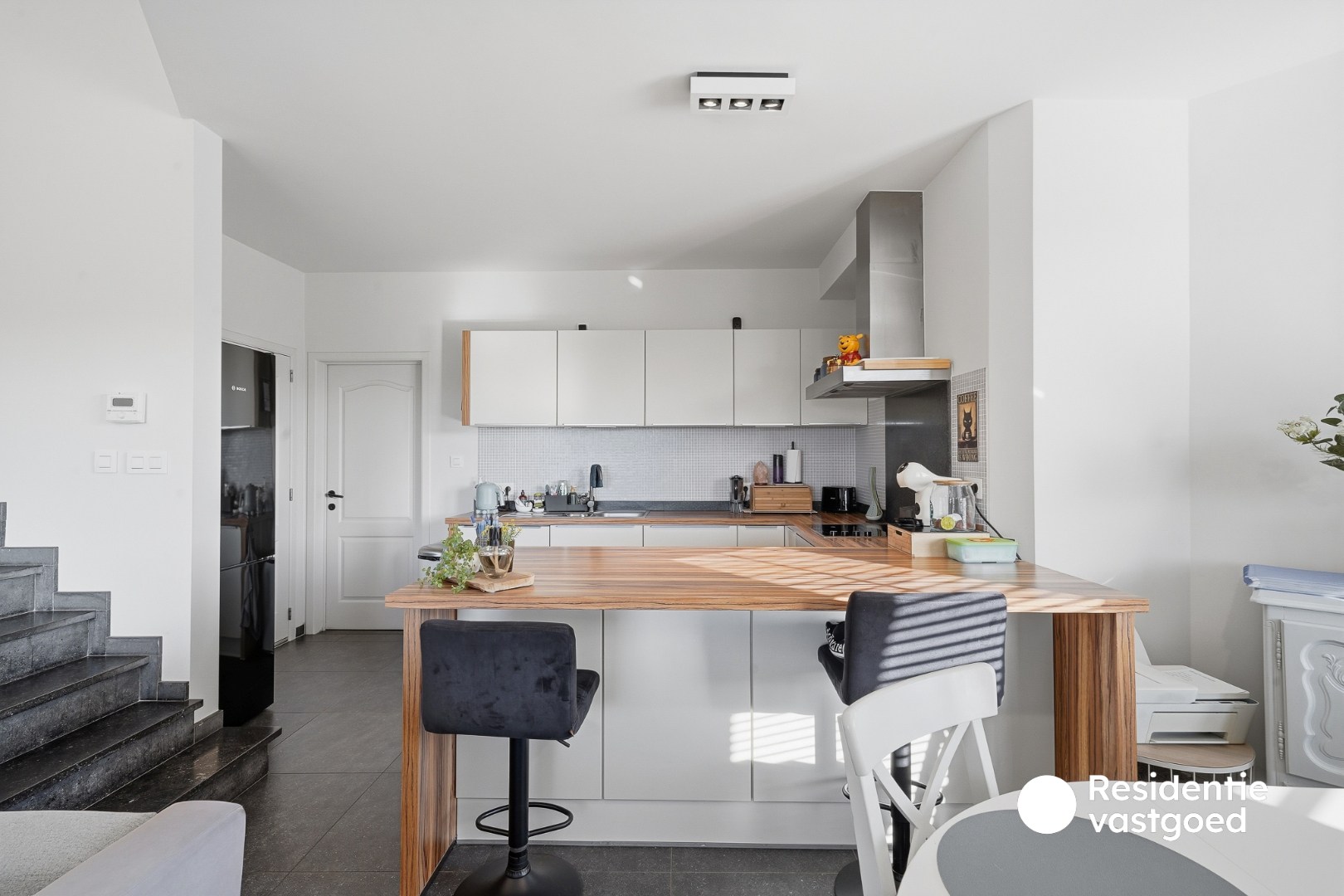 Instapklare woning met dubbele garage, 3 kamers en zongerichte buitenruimtes - foto 5
