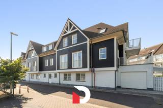 Dit uiterst functioneel appartement maakt deel uit van het recente ('2016) en sterk gereputeerde nieuwbouwproject "Het Zonnehof' gelegen in het centrum van Aartrijke in een doodlopend straatje waar het bijzonder stil en rustig vertoeven is. <br />Het opgewekte, eigentijdse en lichtrijke hoekappartement omvat een leefruimte met een kwaliteitsvolle half-open keuken, een apart toilet, berging, 2 slaapkamers en een fraai ingerichte badkamer. Het geheel oogt zeer kwalitatief en eigentijds. Vanuit de leefruimtes geniet je vanaf 3 zijden licht en zicht wat echt uniek is en hetgeen het app. erg vrolijk en huiselijk maakt. De 2 terrassen waarvan 1 pal Zuid en 1 pal West zijn telkens een verlengstuk van de woonkamer hetgeen een leuke vloei creëert. Vanop de terrassen geniet je open zichten en heb je zijzicht op groen van de overliggende weilanden. Er is tevens INCLUSIEF een ondergrondse staanplaats en een bijzonder spatieuze kelderberging aanwezig die vervat zit in de prijs. Optioneel kan er bijkomstig een ondergrondse dubbele garagebox aangekocht worden t.w.v € 45.000,-!<br />Het appartement verkeert in een erg goede toestand. <br />Destijds werd door de bewoonster gekozen voor een uiterst kwalitatieve , duurzame en hoogstaande afwerkingsgraad waarbij afgeweken werd van de standaarden hetgeen het app. bijzonder smaakvol maakt. Het appartement werd uitgerust met oa. een warmtepompinstallatie, hogerendementsbeglazing, parketvloeren, composietafwerking in de keuken, ventilatiesysteem C, inbouwspots, blokdeuren, ... <br />Het appartement werd in '2016 opgeleverd en verkeert in een 'nieuwstaat' maar waarbij een koper aankoopt onder het registratierecht. Kortom: een instapklare en zorgeloos app. hetgeen zich leent voor eigen bewoning of als opbrengsteigendom.<br />Plan snel jullie bezoek via info@delbecque.immo of via 050 45 03 45!
