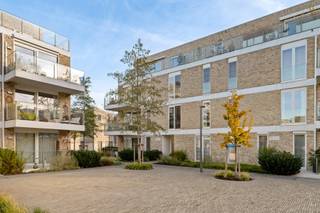 Op het rustige en groene Linkeroever wacht dit volledig gemeubeld appartement op een nieuwe bewoner die comfort en gemak weet te waarderen. Alles...