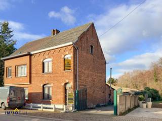 <p>Deze eigendom is ideaal voor wie comfortabel wil wonen en nood heeft aan extra ruimte voor werk, hobby’s of opslag. <br /><br />Vooraan bevindt zich de <strong>halfopen woning met </strong>op het gelijkvloers een inkomhal, woonkamer met eetplaats, ingerichte keuken en een badkamer (met wc, douche en lavabo). Op de eerste verdieping vindt men<strong> </strong>drie volwaardige slaapkamers. De <strong>2de verdieping</strong>, bereikbaar via een vaste trap, <b>is ideaal voor het inrichten van een extra slaapkamer, een hobbyruimte, ... </b>Daarnaast is er ook een <strong>praktische kelder</strong> aanwezig.<br /><br />Achteraan het perceel bevindt zich, bereikbaar via de brede oprit, een <strong>uitzonderlijk ruime loods van circa 450 m² met grote toegangspoort.</strong> Dankzij de hoogte en oppervlakte biedt di<strong>t gebouw tal van mogelijkheden: stockage, atelier, werkruimte, stalling van voertuigen of een combinatie ervan.</strong> De bestaande indeling laat bovendien r<strong>uimte om het geheel verder te optimaliseren of aan te passen aan uw eigen noden.</strong> <br /><br />Ook de <strong>buitenruimte biedt aanzienlijk potentieel.</strong> De brede oprit zorgt voor <strong>ruime parkeergelegenheid, zowel privé als professioneel. </strong>Achter de woning bevindt zich een <strong>overdekt terras dat perfect kan dienen als gezellige buitenruimte.</strong> Door (gedeeltelijke) afbraak van bepaalde bergingen kan <strong>deze zone desgewenst verder worden uitgebreid of heringericht, </strong>waardoor u het perceel nog efficiënter kan benutten.<br /><br />Tot slot geniet u van een centrale doch rustige ligging in een charmante buurt te Baardegem, met vlotte verbindingen naar Aalst-centrum en een uitstekende bereikbaarheid van winkels, scholen en openbaar vervoer. Voor meer informatie of om een bezoek in te plannen, contacteer Lars via <strong>lars@immotijl.be </strong>of op <strong>0489 64 02 15</strong>.</p>