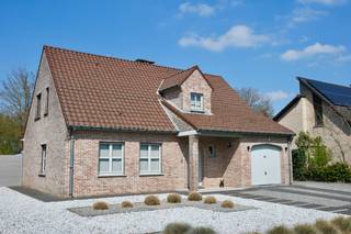 Stijlvolle, goed onderhouden woning met 3 slaapkamers op een perceel van 9a 50ca in de residentiële wijk Zolder-Boekt.Deze uitstekend gelegen woning...
