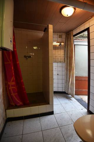 Woning met op kelder, op het gelijkvloers inkom voorplaats, leefruimte, keuken, badkamer met douche, toilet en lavabo en op het verdiep 2 slaapkamers, op het 2de verdiep nog eens 2 slaapkamers. <br />De woning heeft een vernieuwd dak (2025) met 12cm PUR dakisolatie in hellend dak, 22cm minerale wol dakisolatie in plat dak, kachels op aardgas, houten ramen met enkele en dubbele beglazing. <br />EPC-label D : 376 kWh / (m² jaar) > GEEN renovatieplicht !<br /><br />Vraagprijs € 169.000.<br /><br />BEZOEKDAG woensdag 17.12.2025 tussen 14u en 16u. <br /><br />Meer info ? 📞 +32 486 20 67 65 📧 katleen@zakenkantoor-roels.be 🌐 www.zakenkantoor-roels.be.