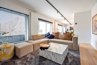 Dit prachtig instapklaar penthouse te Koksijde Sint-Idesbald is recent volledig gerenoveerd. Het lichtrijke appartement beslaat een bewoonbare oppervlakte van maar 99m² en bestaat uit een gezellige leefruimte voorzien van meerdere glaspartijen, een open totaal ingerichte leefkeuken, 2 slaapkamers elk voorzien van maatkasten en hun eigen badkamer, 2 bergingen en 2 aparte toiletten. Langs beide kanten zijn er prachtige terrassen (100 m²) zodat u op elk moment van de dag van de zon kan genieten. Tevens zijn 2 extra privatieve kelderbergingen voorzien. Dit penthouse is ideaal gelegen pal in het centrum van Sint-Idesbald en op wandelafstand van het strand. Vraag nu uw bezoek aan om deze exclusieve parel aan de kust te ontdekken. EPC: 234 UC: 3615332 (klasse C) (Ref. NI23161)