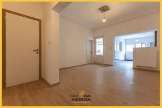 Immo Van Middelem verkoopt dit gerenoveerde appartement (+/- 80 m²) met 2 slaapkamers en tuin op wandelafstand van winkels en openbaar vervoer.Het...