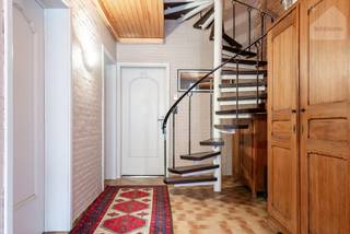 In het centrum van Mol bevindt zich deze verrassend ruime en veelzijdige eigendom die wonen, investeren en comfort perfect combineert. Het pand bestaat uit twee volwaardige appartementen met afzonderlijke busnummers en aparte nutsvoorzieningen, wat het bijzonder interessant maakt voor zowel gezinnen als investeerders. <br /><br />Het <strong>gelijkvloers appartement</strong> straalt ruimte en gezelligheid uit. De lichtrijke leefruimte met sfeervolle gashaard vormt het warme hart van de woning en biedt een prachtig uitzicht op de zonnige, zuidoost gerichte tuin waar rust en privacy centraal staan. <br />De slaapkamers en badkamer bevinden zich op de eerste verdieping, wat zorgt voor een praktische scheiding tussen wonen en slapen. <br />Vanuit de woning heeft u toegang tot een inpandige garage, terwijl achteraan in de tuin nog een extra garage aanwezig is. Bovendien dragen de zonnepanelen bij aan een energiezuinig geheel. <br /><br />Op de <strong>tweede verdieping</strong> bevindt zich het <strong>tweede appartement</strong> met balkon, ideaal als investeringsappartement, kangoeroewoning of zorgwoning. <br />De centrale ligging in Mol zorgt ervoor dat winkels, horeca en voorzieningen zich op wandelafstand bevinden. Daarnaast biedt het pand voldoende parkeermogelijkheden en bestaat de mogelijkheid om een extra garagebox naast het pand aan te kopen. <br />Met EPC-label B en C, een prachtige tuin, ruime volumes en tal van mogelijkheden is dit een eigendom met uitzonderlijk potentieel. <br /><br />Of u nu droomt van samenwonen met behoud van privacy, een investering met rendement zoekt of gewoon houdt van ruimte en licht op een toplocatie, dan is deze eigendom precies wat u zoekt.<br /><br /><strong>Voelt dit als een plek waar u zich thuis ziet komen?</strong><br />Neem gerust contact met ons op voor meer informatie of een bezoek ter plaatse via<br />📧 info@sublimmo.be<br />📞 014 84 83 69<br />Wij nemen graag de tijd om alles rustig met u te overlopen.<br /><br />