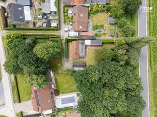 <p>Deze vrijstaande woning, gelegen in een landelijke omgeving aan het einde van een doodlopende straat, biedt een zeldzame kans.<br /><br />De eigendom bevindt zich op een prachtig perceel van maar liefst 1.400 m², waar ruimte en privacy centraal staan. De huidige indeling omvat één slaapkamer, maar dankzij het ruime perceel en de bestaande structuur zijn er verschillende mogelijkheden om de woning uit te breiden of volledig te herdenken naar hedendaagse normen en comfort.<br /><br />Hier woont u omringd door groen, terwijl u toch een vlotte verbinding behoudt met omliggende gemeenten en invalswegen. <br />Deze woning vormt de ideale basis voor wie op zoek is naar een renovatieproject met karakter, potentieel en een uitzonderlijke ligging.<br /><br />Beschikbaar bij akte!<br /><br />Interesse om deze opportuniteit verder te ontdekken? <br />Neem vandaag nog contact op met Top Vastgoed op 0475 700 700!</p>